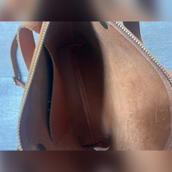 FEED Eleanor Crossbody Bag
Medium-sized crossbody leather bag with zipper $158 - Picture 6 of 8